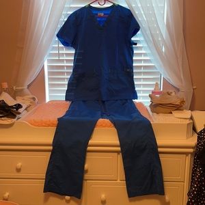 Blue sterchy scrub set